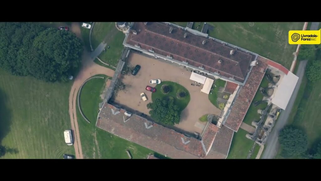 L’abbaye de Montpeyroux vue du ciel par drone