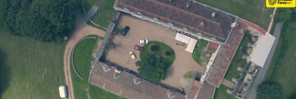 L’abbaye de Montpeyroux vue du ciel par drone