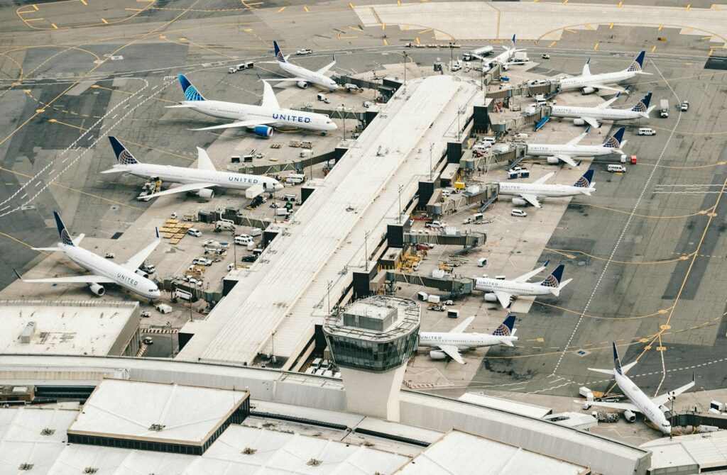 Aéroport vu du ciel : tarmac et avions en stationnement
