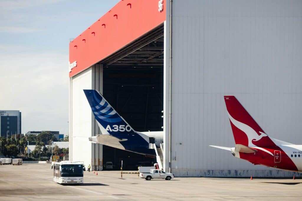Airbus A350 entrant dans un hangar de maintenance aéronautique