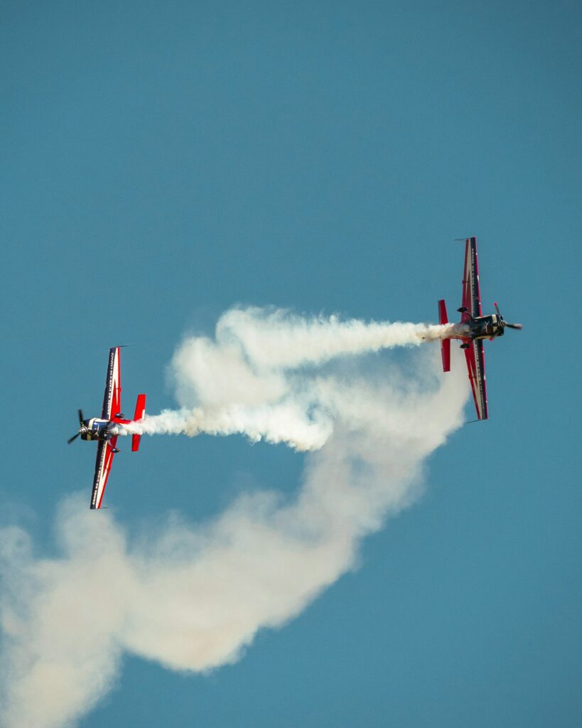Avion de voltige en vol, aéronautique et vidéaste à Issoire