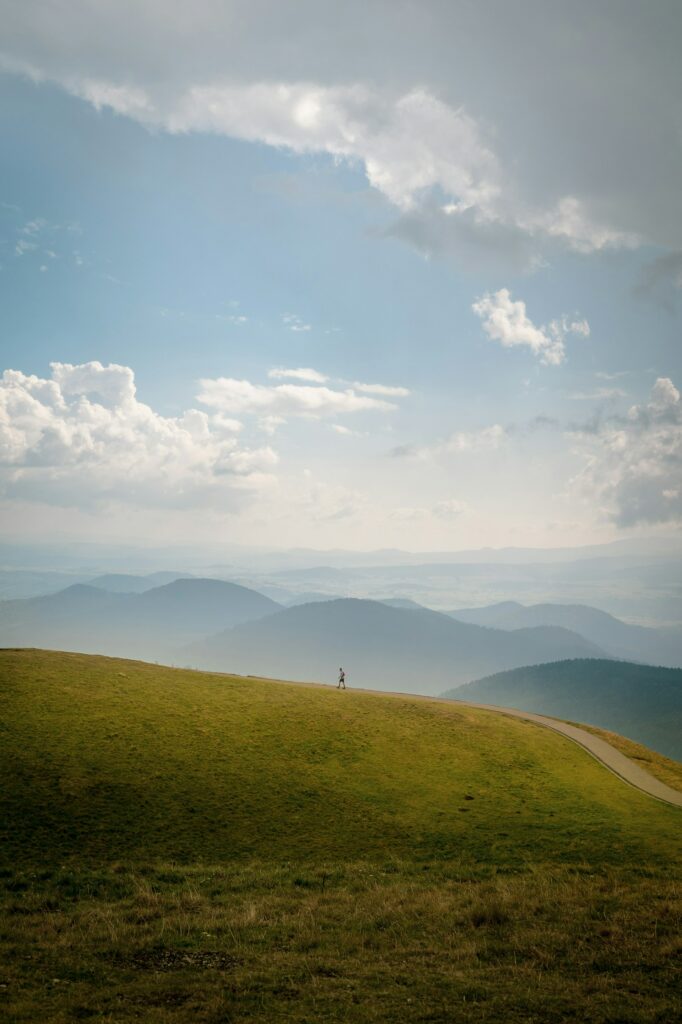 Reliefs dans la brume, paysage pour un vidéaste du Puy-de-Dôme