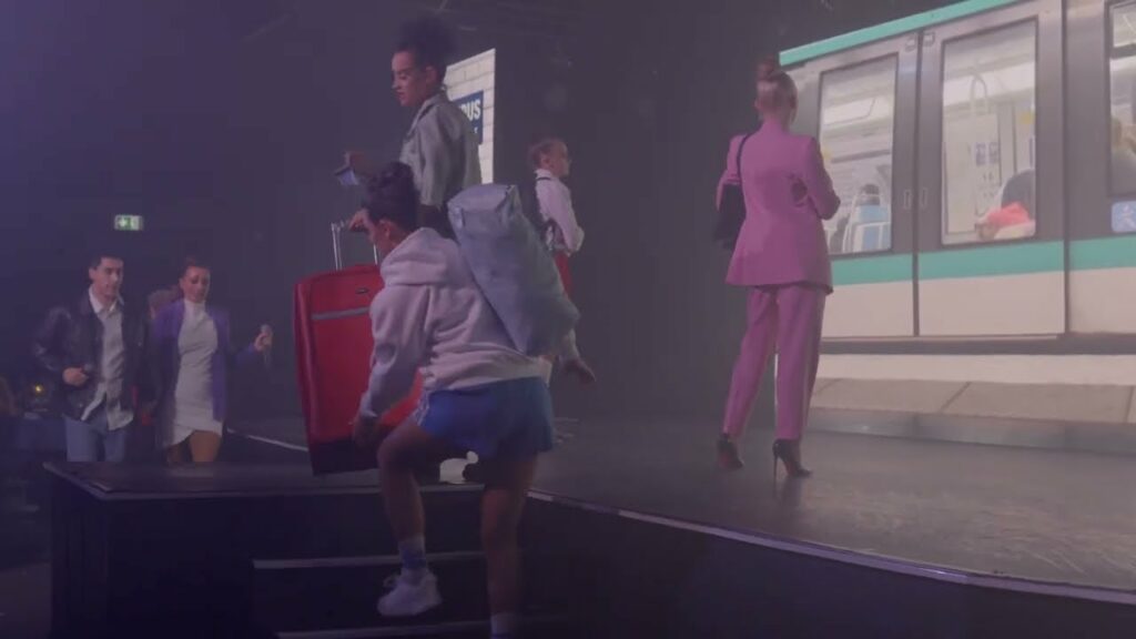 Danseurs sur la scène du cabaret Le Moulin Bleu à Thiers