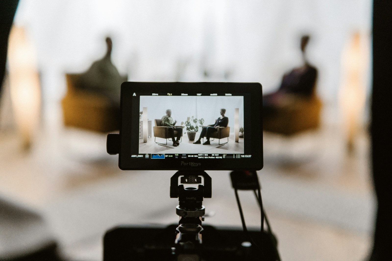 Caméra sur trépied filmant une interview en intérieur