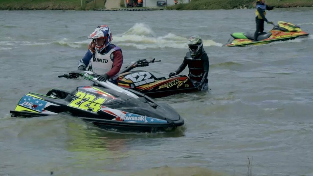 Pilotes de jet-ski sur le plan d’eau de Saint-Rémy-sur-Durolle