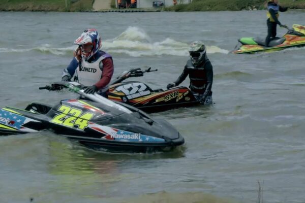 Pilotes de jet-ski sur le plan d’eau de Saint-Rémy-sur-Durolle