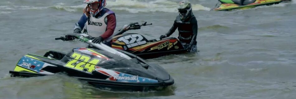 Pilotes de jet-ski sur le plan d’eau de Saint-Rémy-sur-Durolle