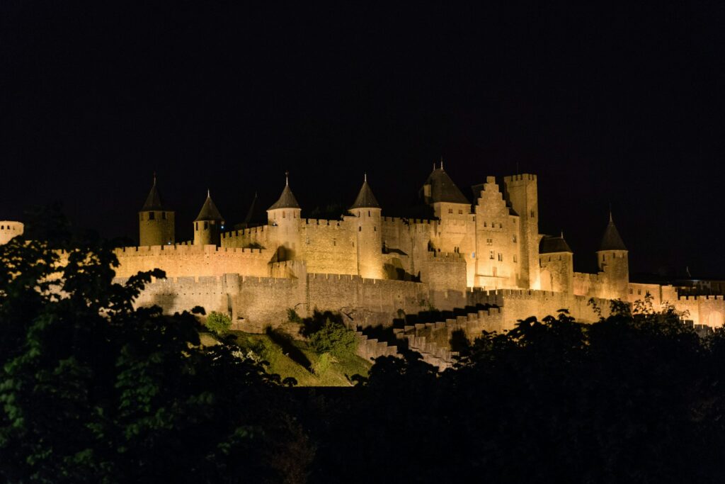 Les remparts de la Cité de Carcassonne éclairés la nuit
