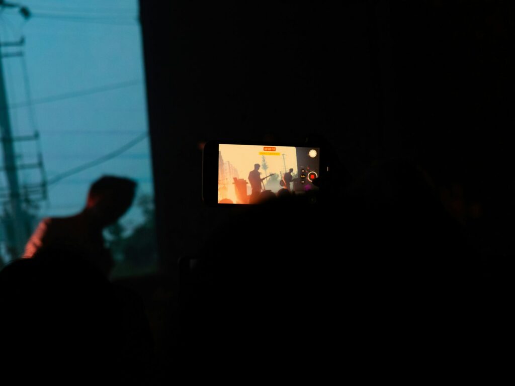 Programmateur regardant un concert à l’écran