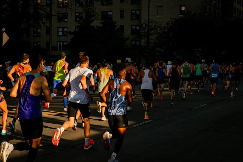 Coureurs d'une course sur route vus de dos