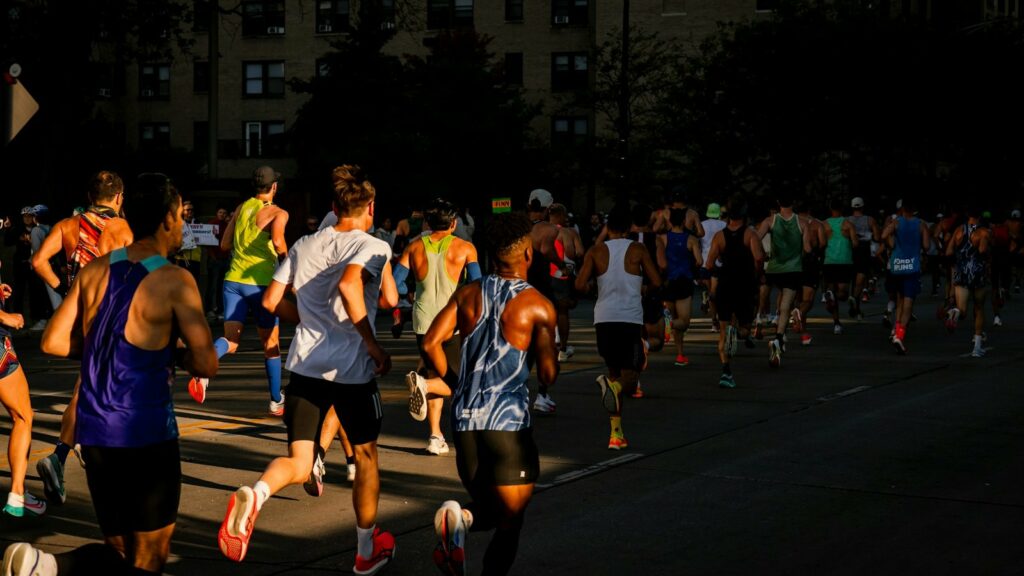 Coureurs d'une course sur route vus de dos