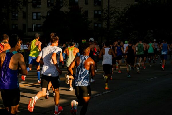 Coureurs d'une course sur route vus de dos