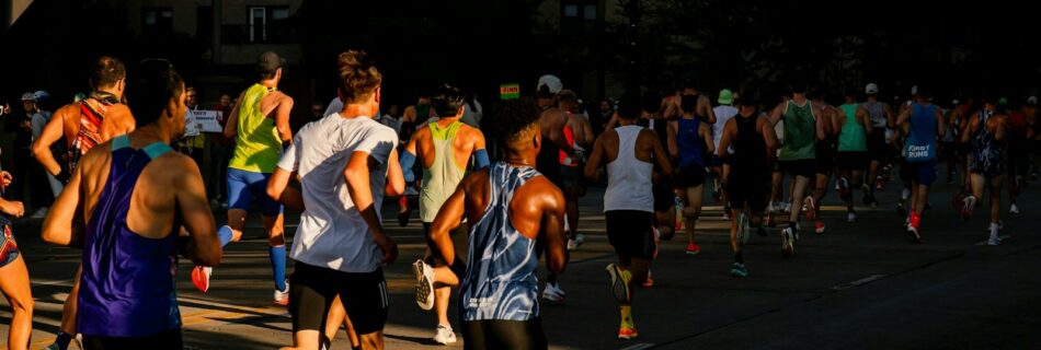 Coureurs d'une course sur route vus de dos