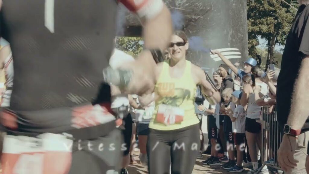 Vidéo course solidaire : une coureuse encouragée par le public aux 6h de Thiers