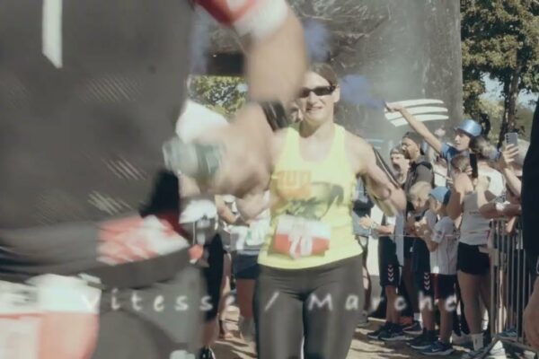 Vidéo course solidaire : une coureuse encouragée par le public aux 6h de Thiers
