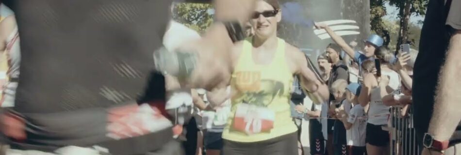 Vidéo course solidaire : une coureuse encouragée par le public aux 6h de Thiers