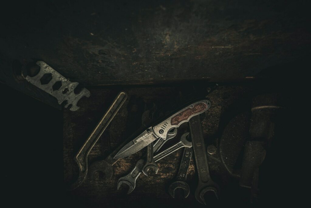 Couteau pliant photographié en gros plan parmi des outils