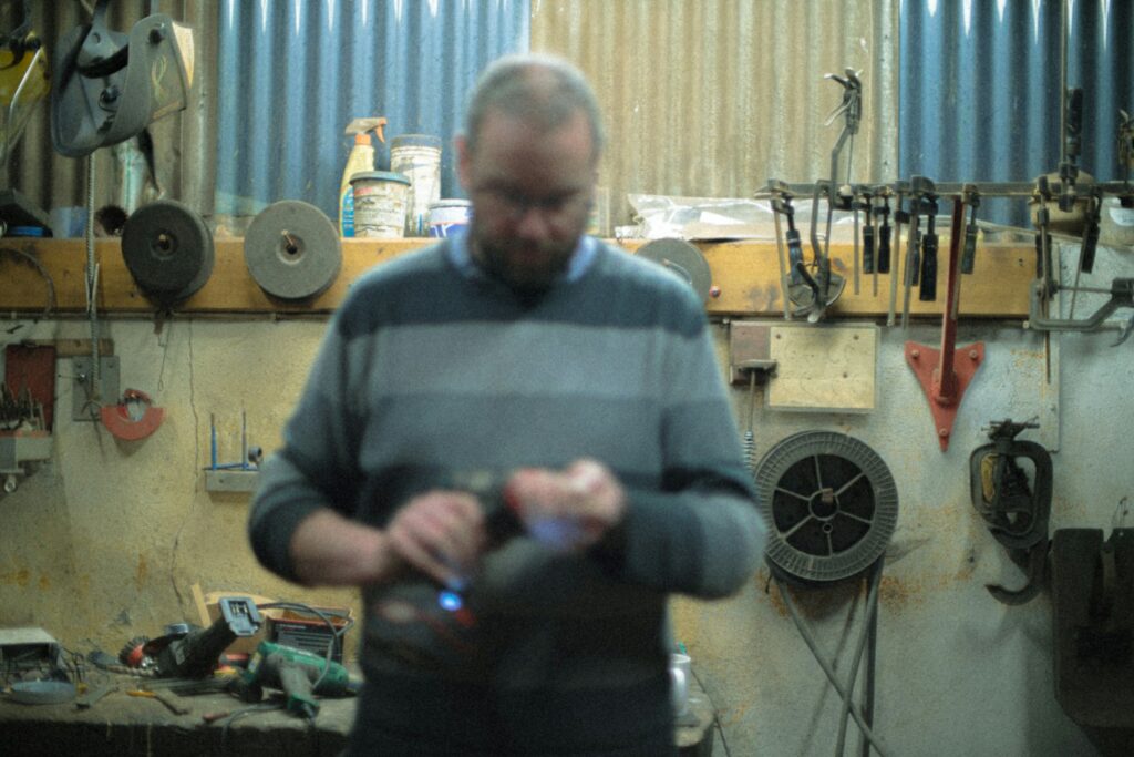 Coutelier au meulage, savoir-faire filmé par un vidéaste à Thiers