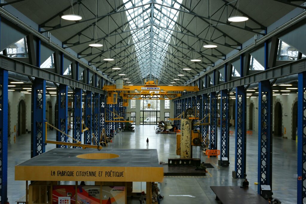 Vol de drone en intérieur dans un grand hall industriel