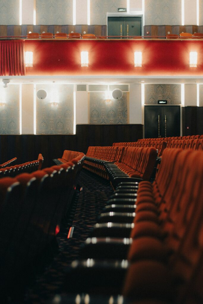 Fauteuils de théâtre, lieu de tournage pour un vidéaste à Tournefeuille