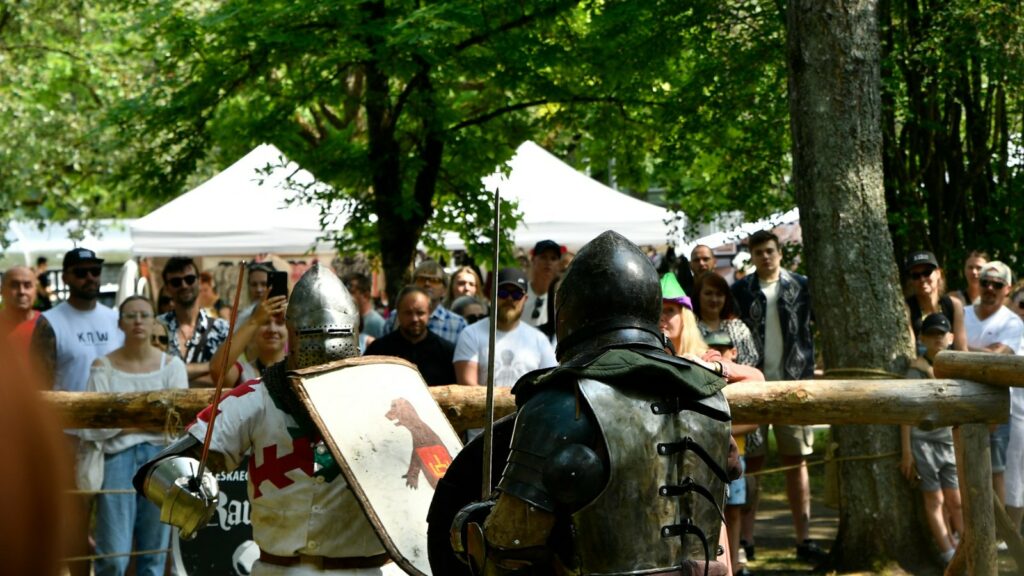 Chevalier en armure au milieu du public d’un festival médiéval