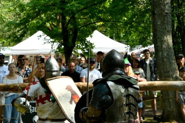 Chevalier en armure au milieu du public d’un festival médiéval