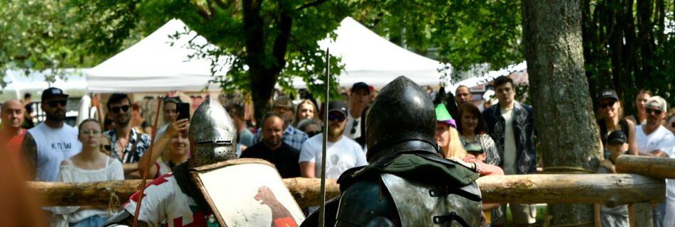 Chevalier en armure au milieu du public d’un festival médiéval