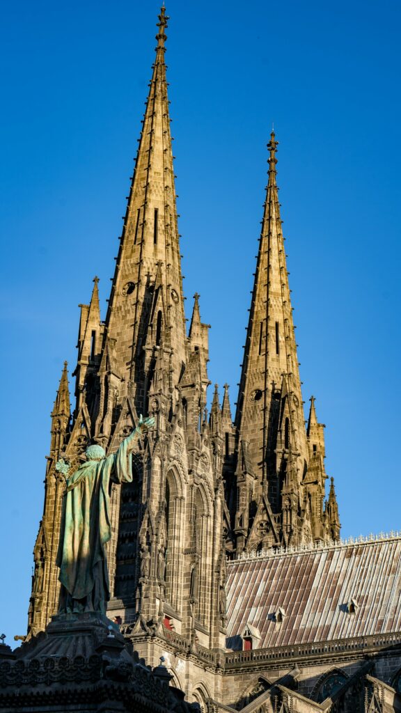 Flèches de la cathédrale, repère d’un vidéaste à Clermont-Ferrand