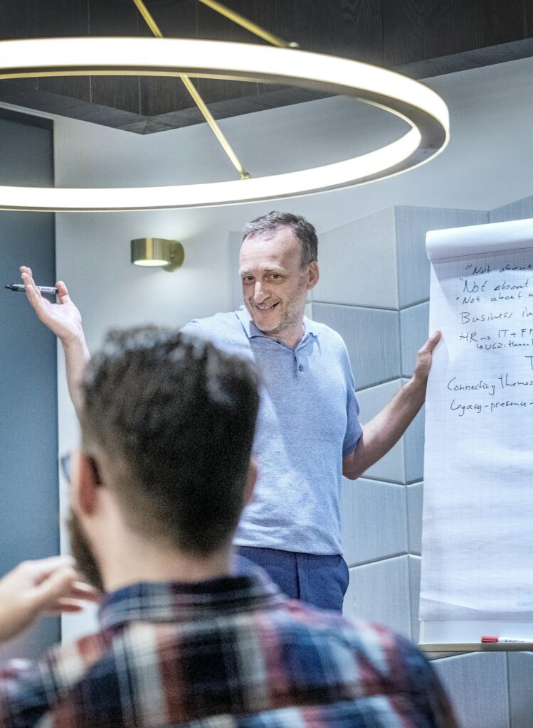 Formateur audiovisuel en intervention devant un groupe