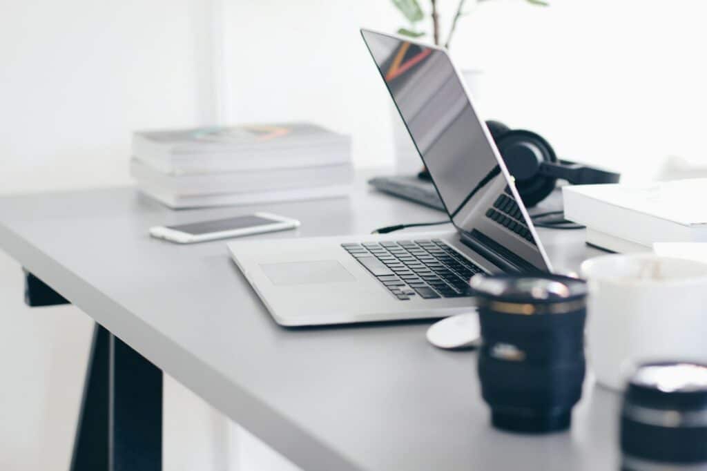 Bureau avec ordinateur portable pour la gestion d'une activité vidéo