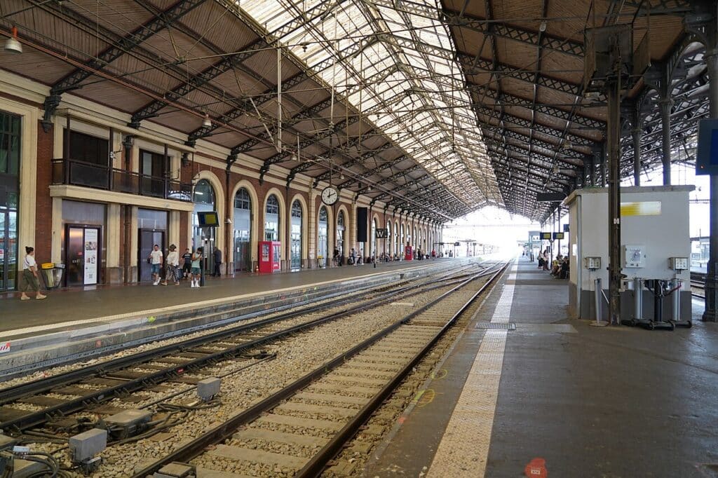 Voies et quais de la gare de Toulouse-Matabiau sous la grande halle
