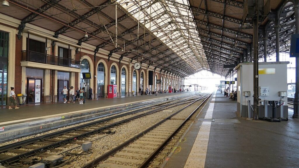 Voies et quais de la gare de Toulouse-Matabiau sous la grande halle