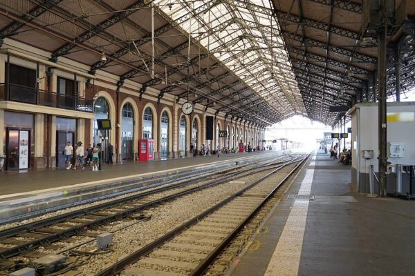 Voies et quais de la gare de Toulouse-Matabiau sous la grande halle