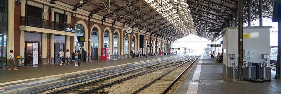 Voies et quais de la gare de Toulouse-Matabiau sous la grande halle