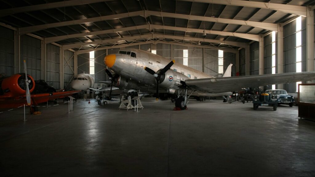 Hangar aéronautique de grande hauteur inspecté par drone