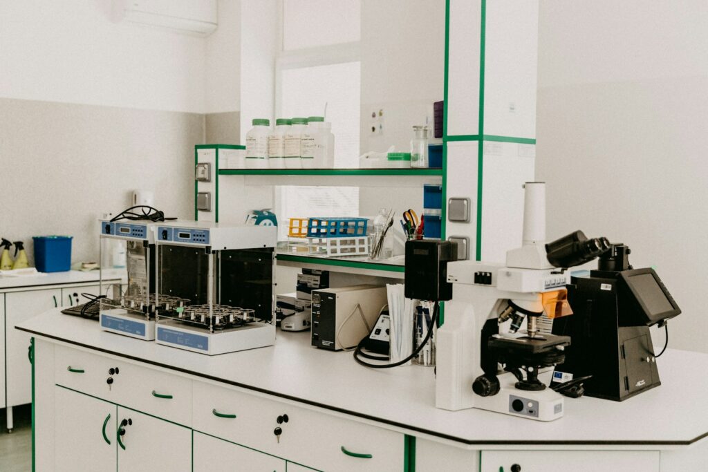 Laboratoire pharmaceutique, secteur clé pour un vidéaste à Riom