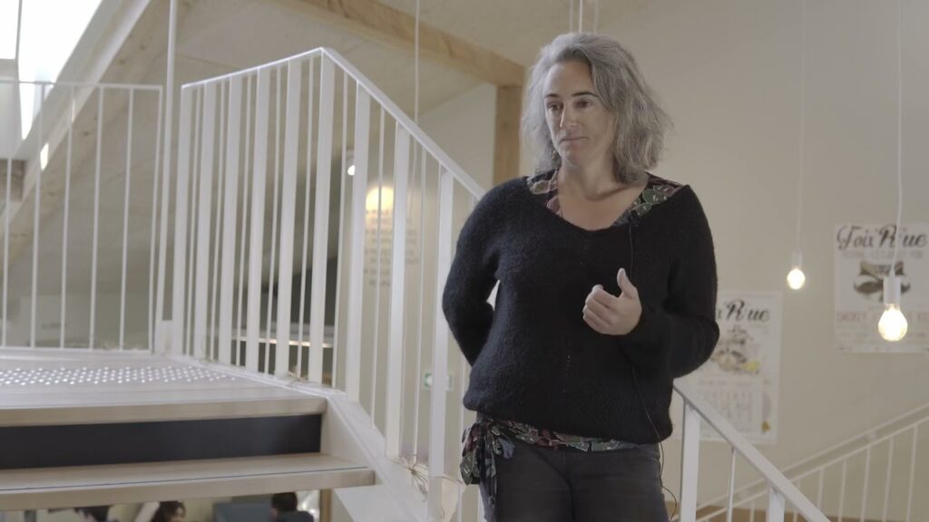 Interview dans le Pôle Jeunesse de Foix, bâtiment en bois