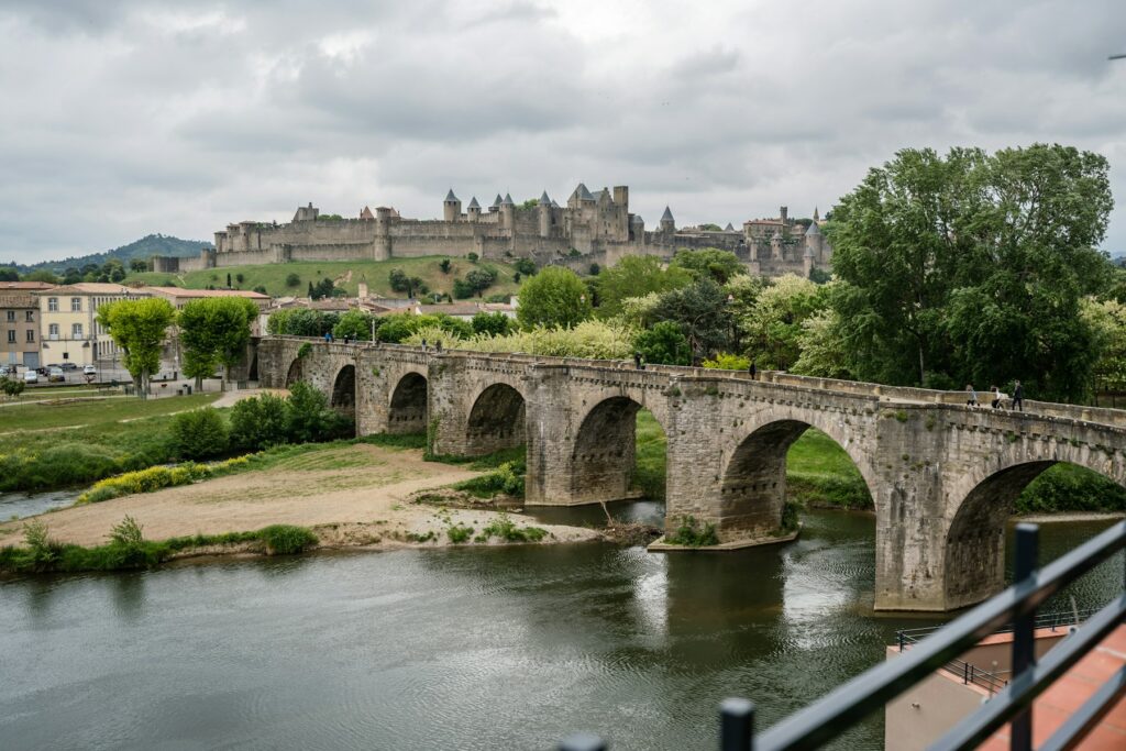 Le Pont Vieux sur l’Aude devant la Cité de Carcassonne