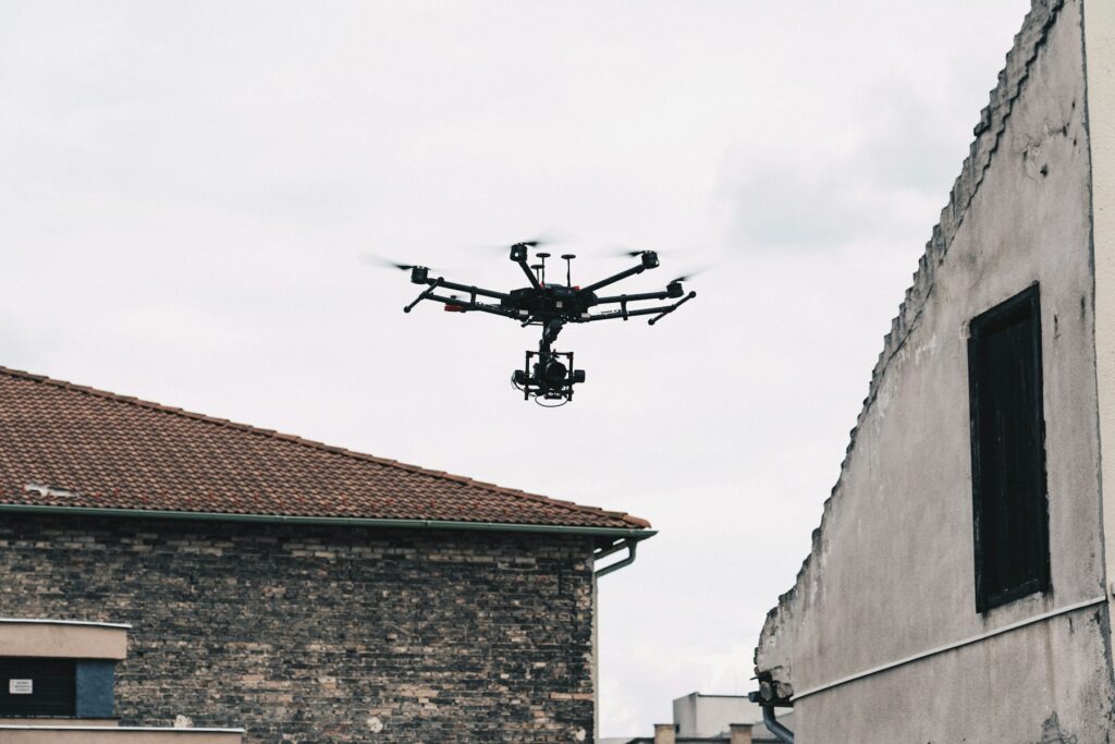 Prestation drone : drone professionnel en vol d’inspection au-dessus d’une toiture