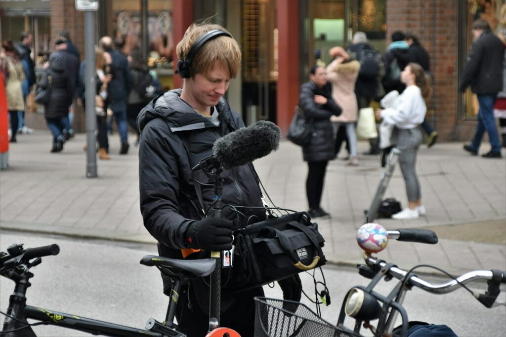 Journaliste en reportage avec caméra et micro dans la rue