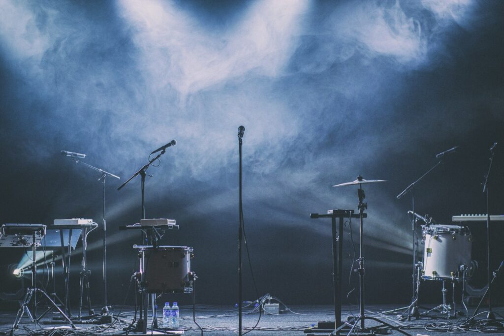 Scène de théâtre sous projecteurs bleus avant le tournage d’un clip