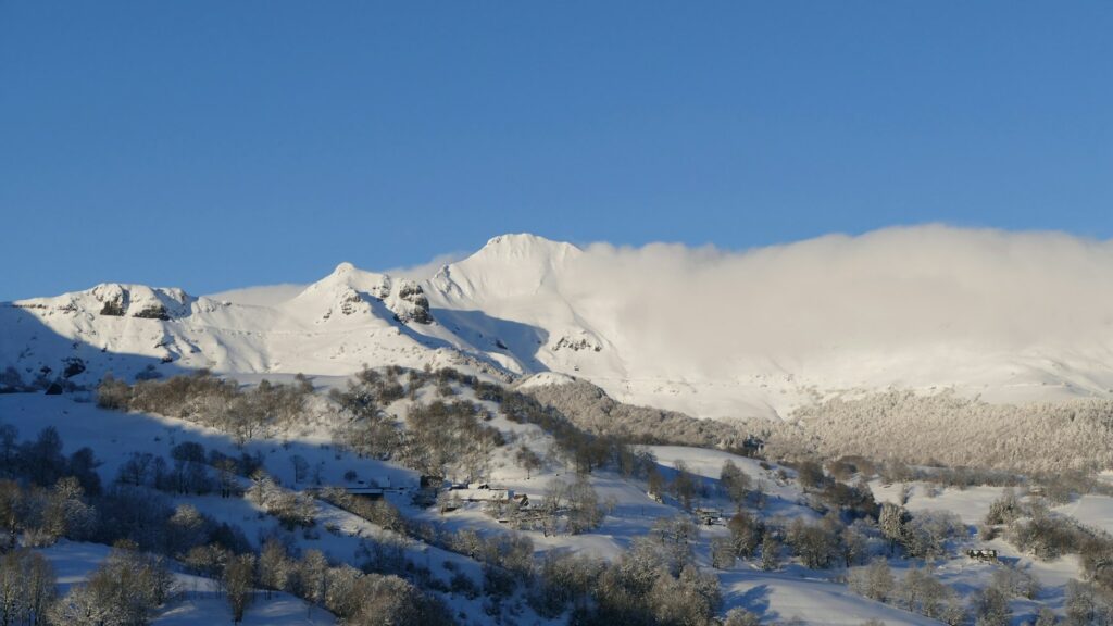 Sommet enneigé, paysage pour un vidéaste à Aurillac
