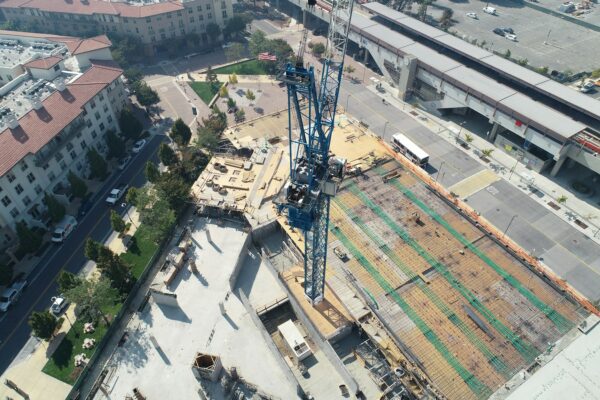 Suivi de chantier par drone : grue et dalle vues du ciel