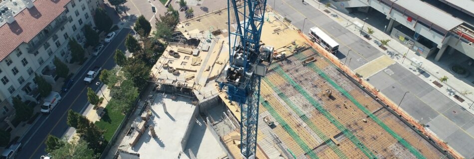 Suivi de chantier par drone : grue et dalle vues du ciel