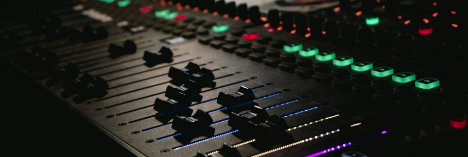Table de mixage audio éclairée en studio