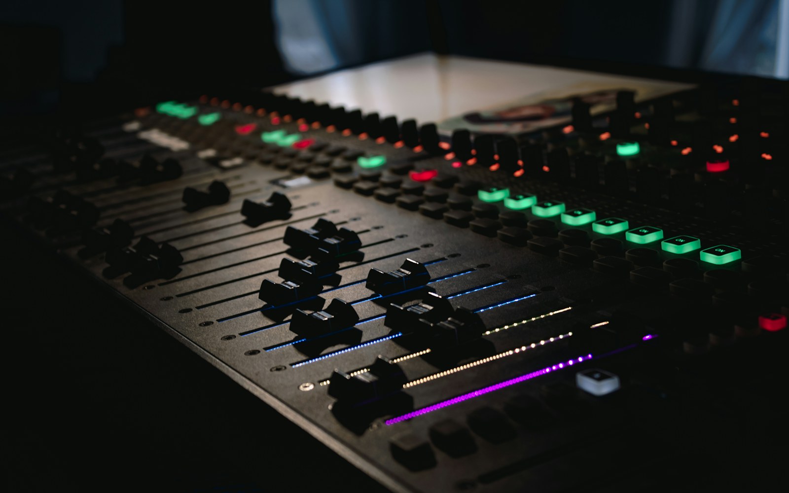 Table de mixage audio éclairée en studio
