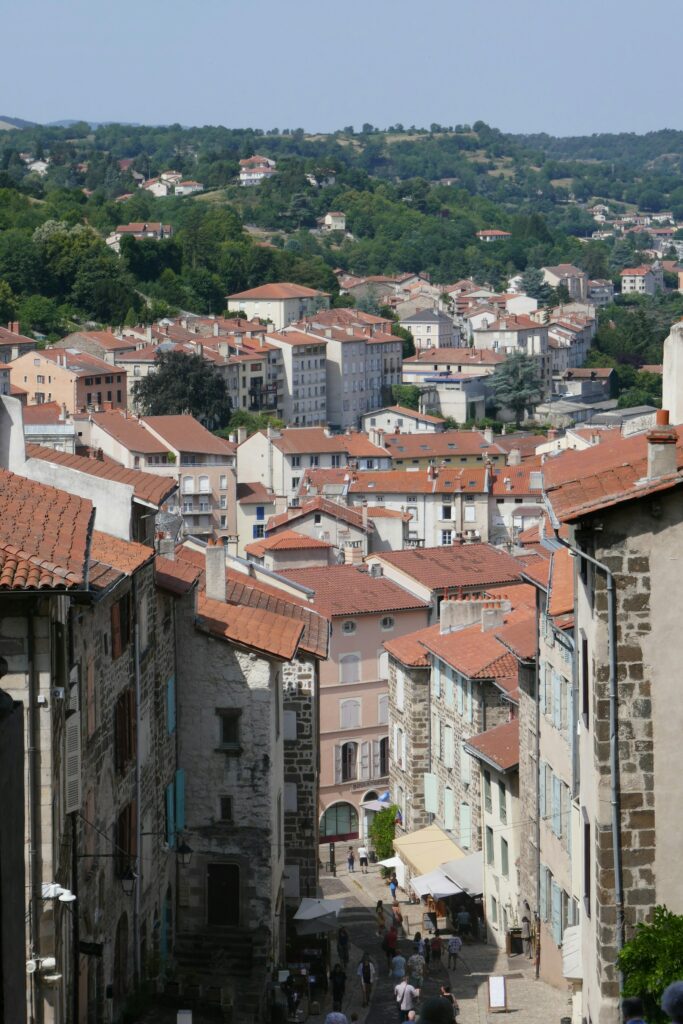 Toits de la vieille ville, repère d’un vidéaste au Puy-en-Velay