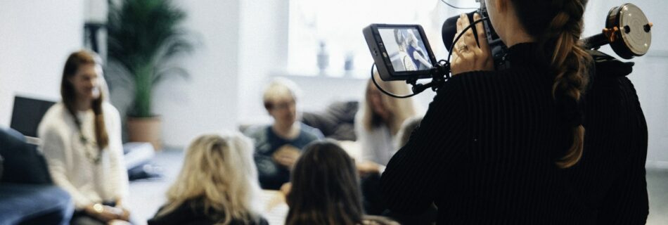 Vidéaste tenant une caméra pendant un tournage en groupe