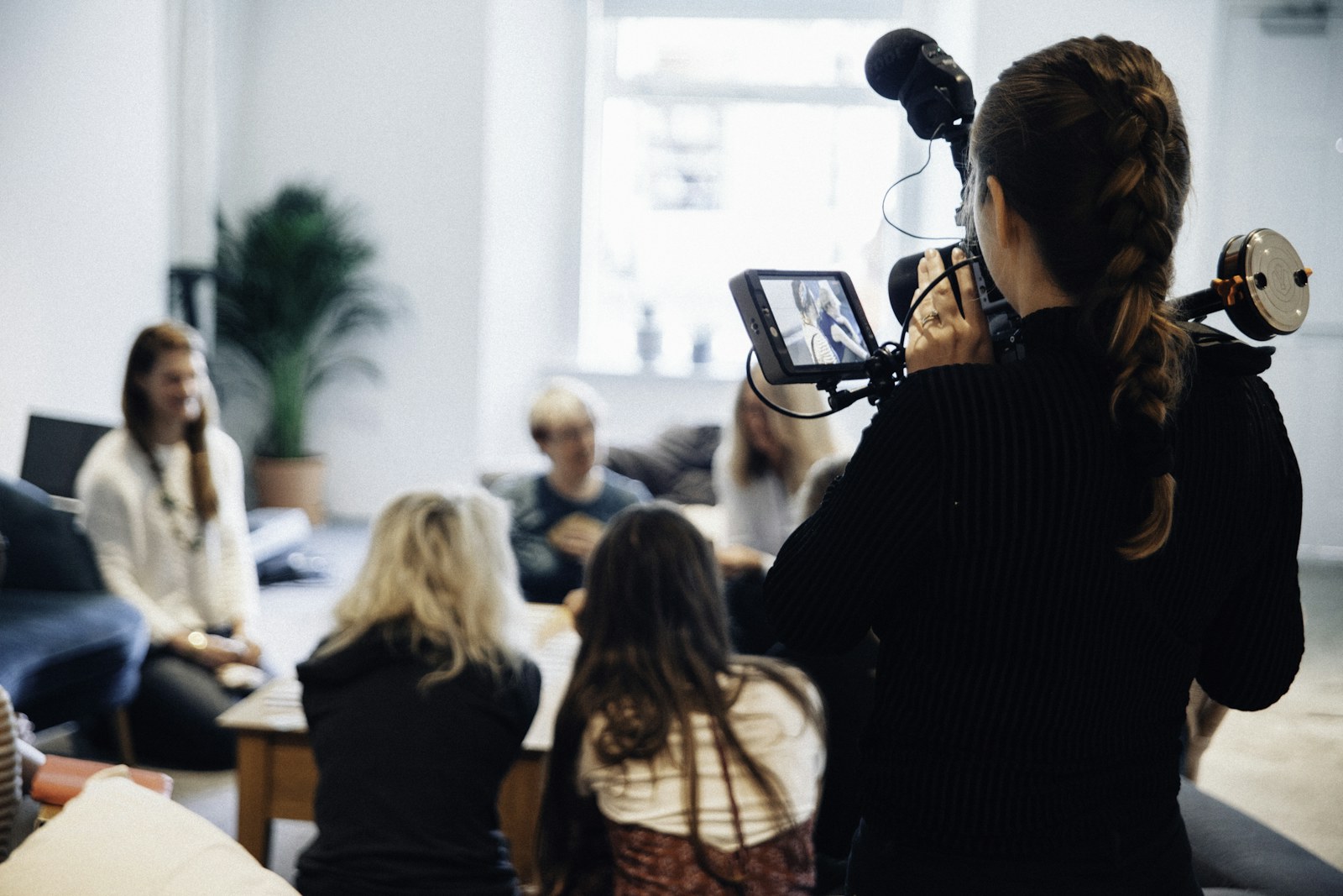 Vidéaste tenant une caméra pendant un tournage en groupe