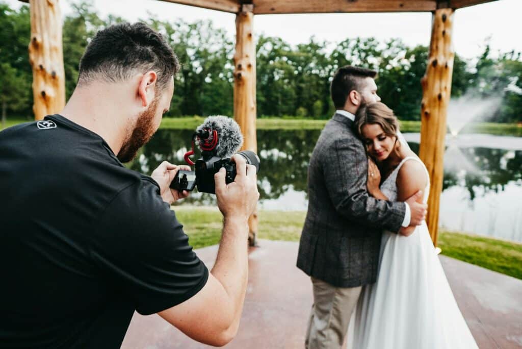 Vidéaste filmant un couple de mariés